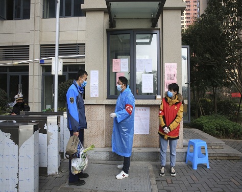 2月12日,重慶市北碚區蔡家崗街道碚都佳園公租房小區,志願者李江濤(圖